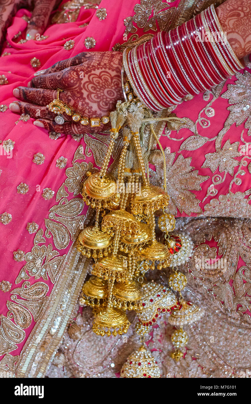 Bijoux de mariée et décorée de henné indien mains de mariée sur mariage  sikh Photo Stock - Alamy