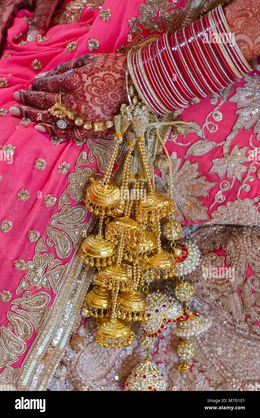 Bijoux de mariée et décorée de henné indien mains de mariée sur mariage sikh Banque D'Images