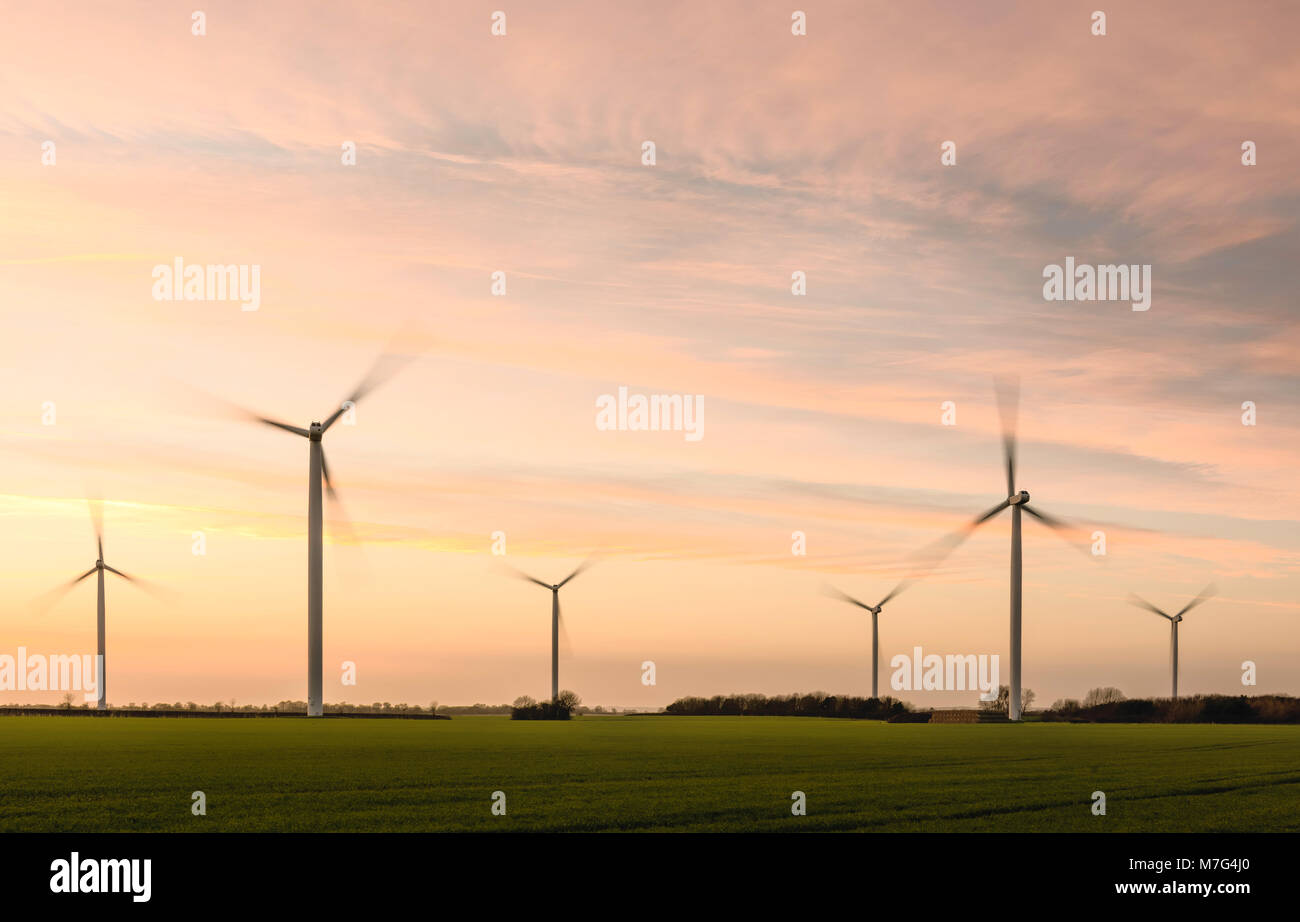 Une éolienne moderne dans le champ de blé au coucher du soleil sur une belle soirée d'hiver en Lissett, près de Beverley, York Banque D'Images