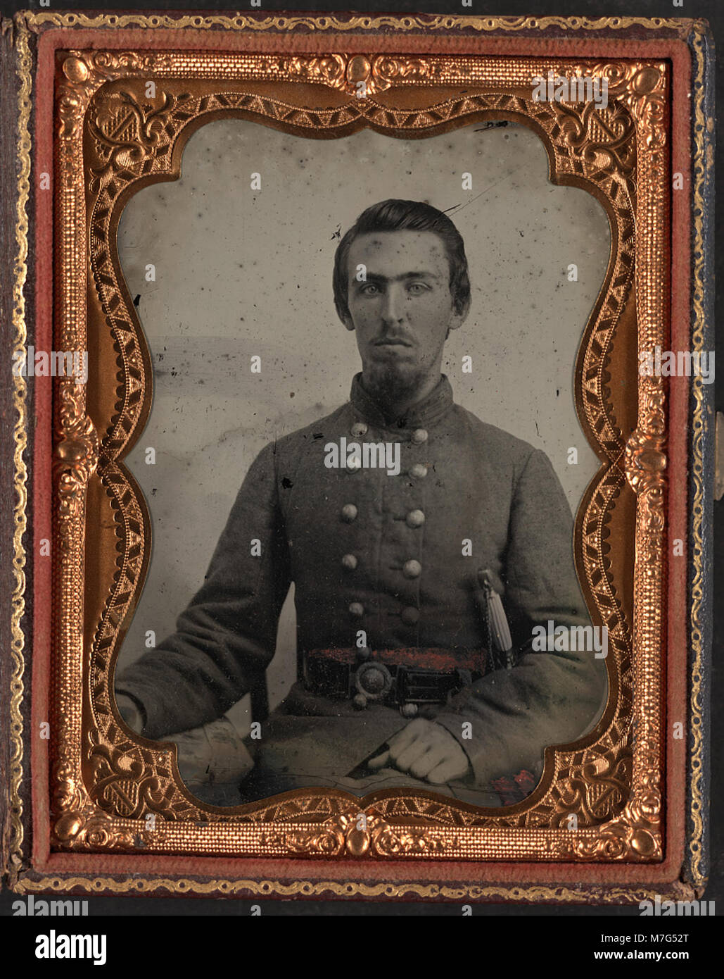 Une photographie d'un soldat non identifié portant un uniforme de capitaine confédéré, tenant une épée. Cette image reflète le rôle des officiers militaires pendant la guerre de Sécession. Banque D'Images