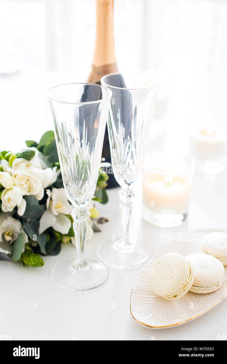 Belle Decoration De Mariage Avec Champagne Et Fleurs Blanches Decoration Raffinee Avec Des Verres A Vin En Cristal Et Bonbons Macaron Photo Stock Alamy Belle Decoration De Mariage Avec Champagne Et Fleurs Blanches Decoration Raffinee Avec Des Verres A Vin En Cristal Et Bonbons Macaron Photo Stock Alamy