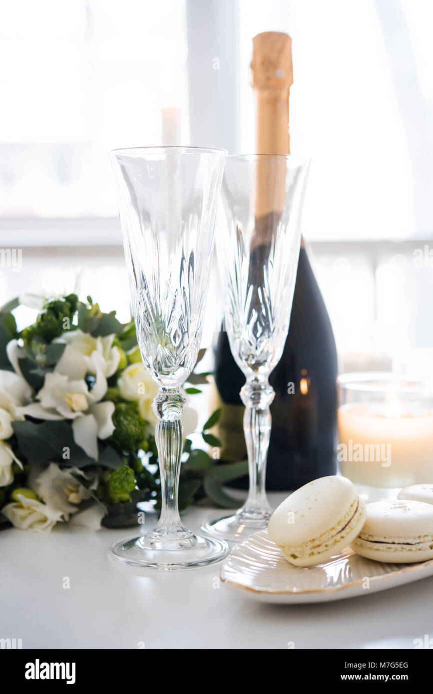 Belle Decoration De Mariage Avec Champagne Et Fleurs Blanches Decoration Raffinee Avec Des Verres A Vin En Cristal Et Bonbons Macaron Photo Stock Alamy Belle Decoration De Mariage Avec Champagne Et Fleurs Blanches Decoration Raffinee Avec Des Verres A Vin En Cristal Et Bonbons Macaron Photo Stock Alamy