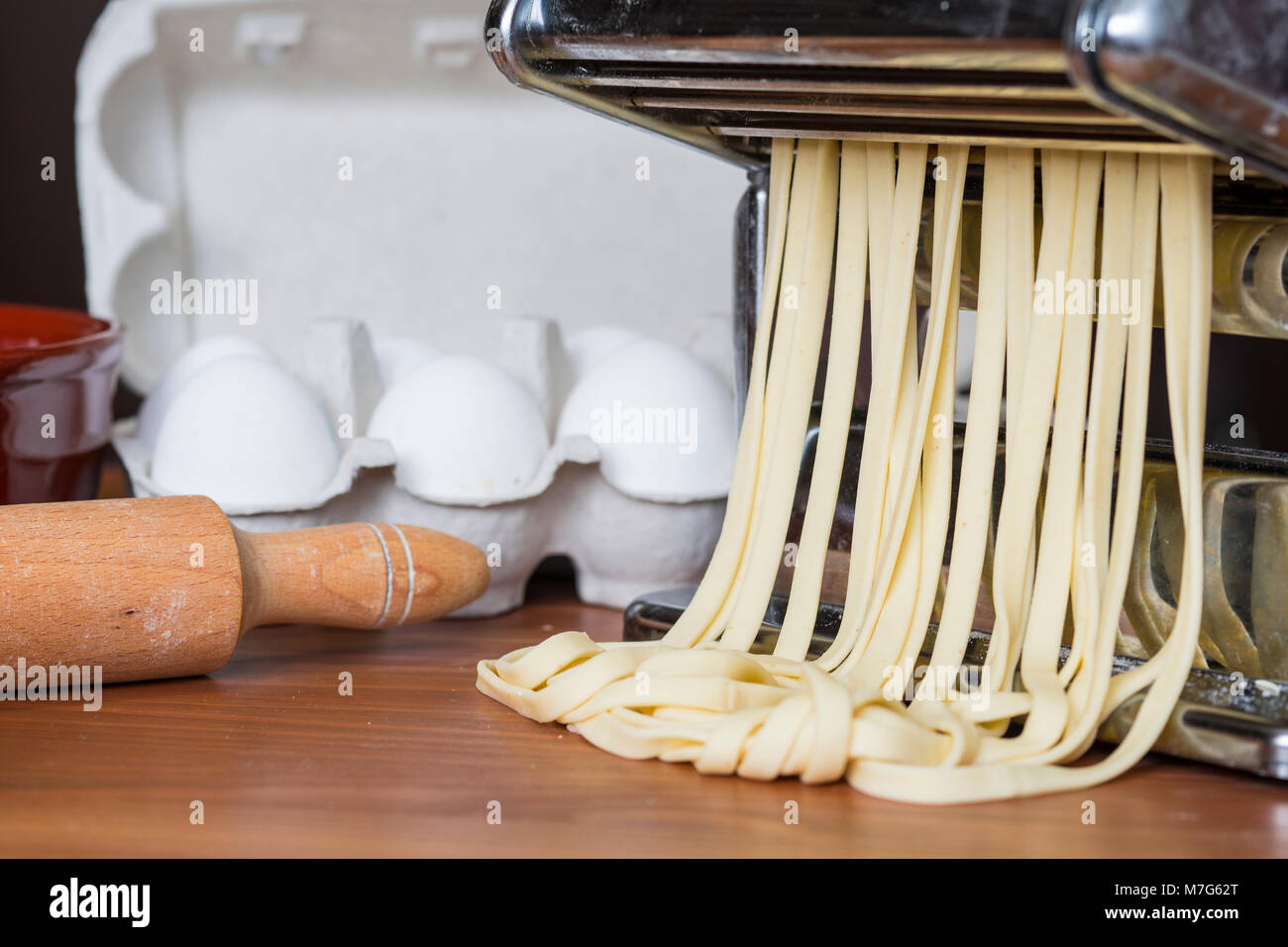 Machine pour la pâte de roulement et de couper les pâtes italiennes, les oeufs et la farine Banque D'Images