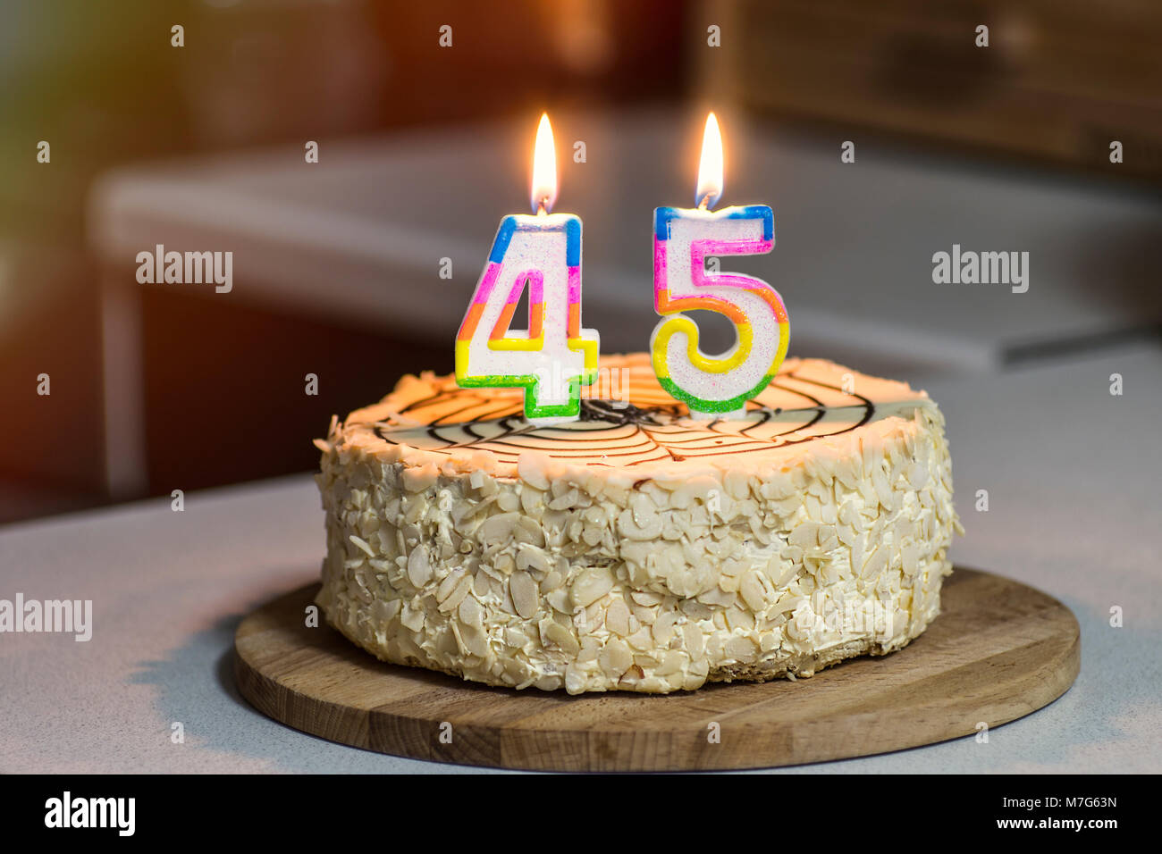 Bougies D Anniversaire Coloree Sous La Forme Du Nombre 45 Sur Fond Blanc Photo Stock Alamy