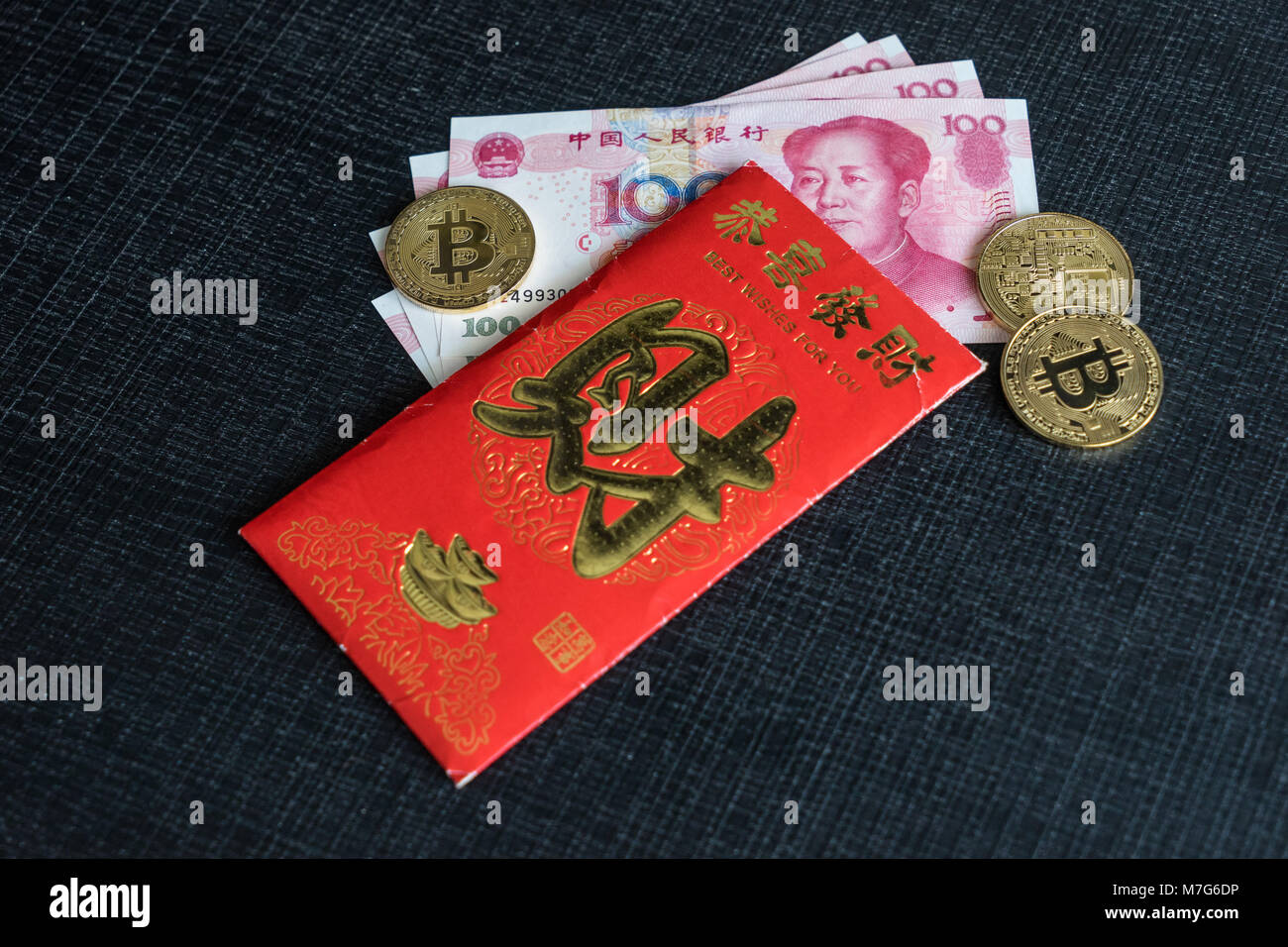 Le Nouvel An chinois avec enveloppe rouge 100 yuans en billets et des  bitcoins Photo Stock - Alamy