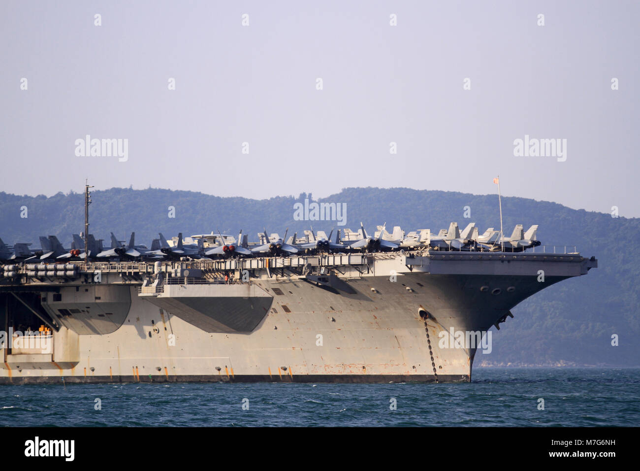 Les États-Unis, porte-avions USS Carl Vinson, ancré au large de la côte au port Sa Tien le 5 mars 2018 à Danang, Vietnam. Banque D'Images