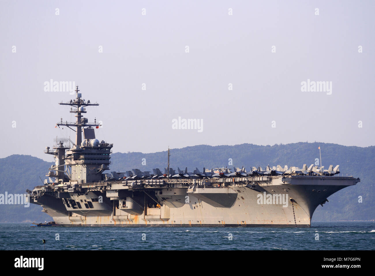 Les États-Unis, porte-avions USS Carl Vinson, ancré au large de la côte au port Sa Tien le 5 mars 2018 à Danang, Vietnam. Banque D'Images