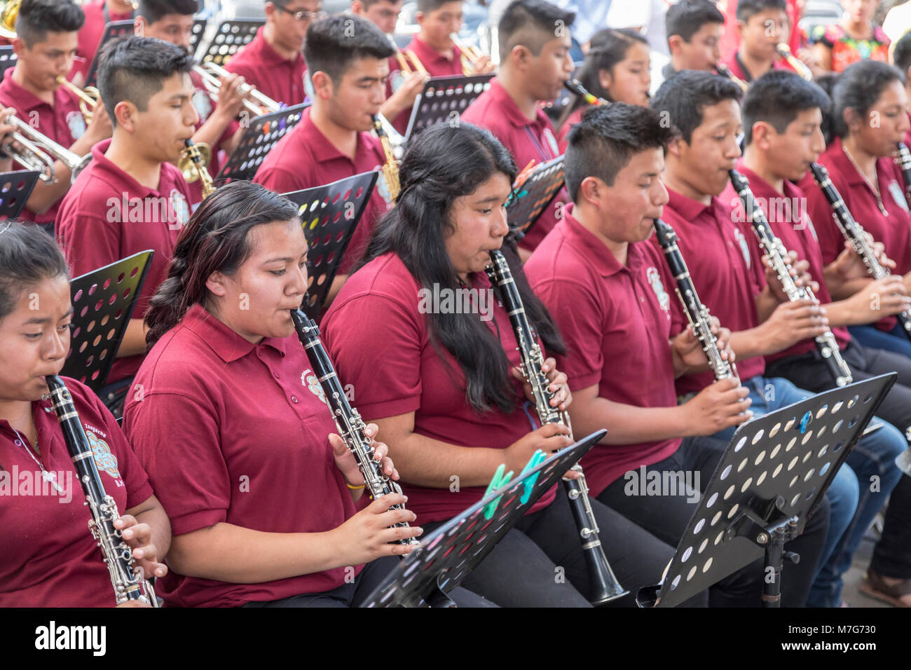 Oaxaca, Oaxaca, Mexique - un jeune groupe joue en tant que membres de communautés autochtones dans tout l'état d'Oaxaca a célébré le DÃ-a Internacional de l Banque D'Images