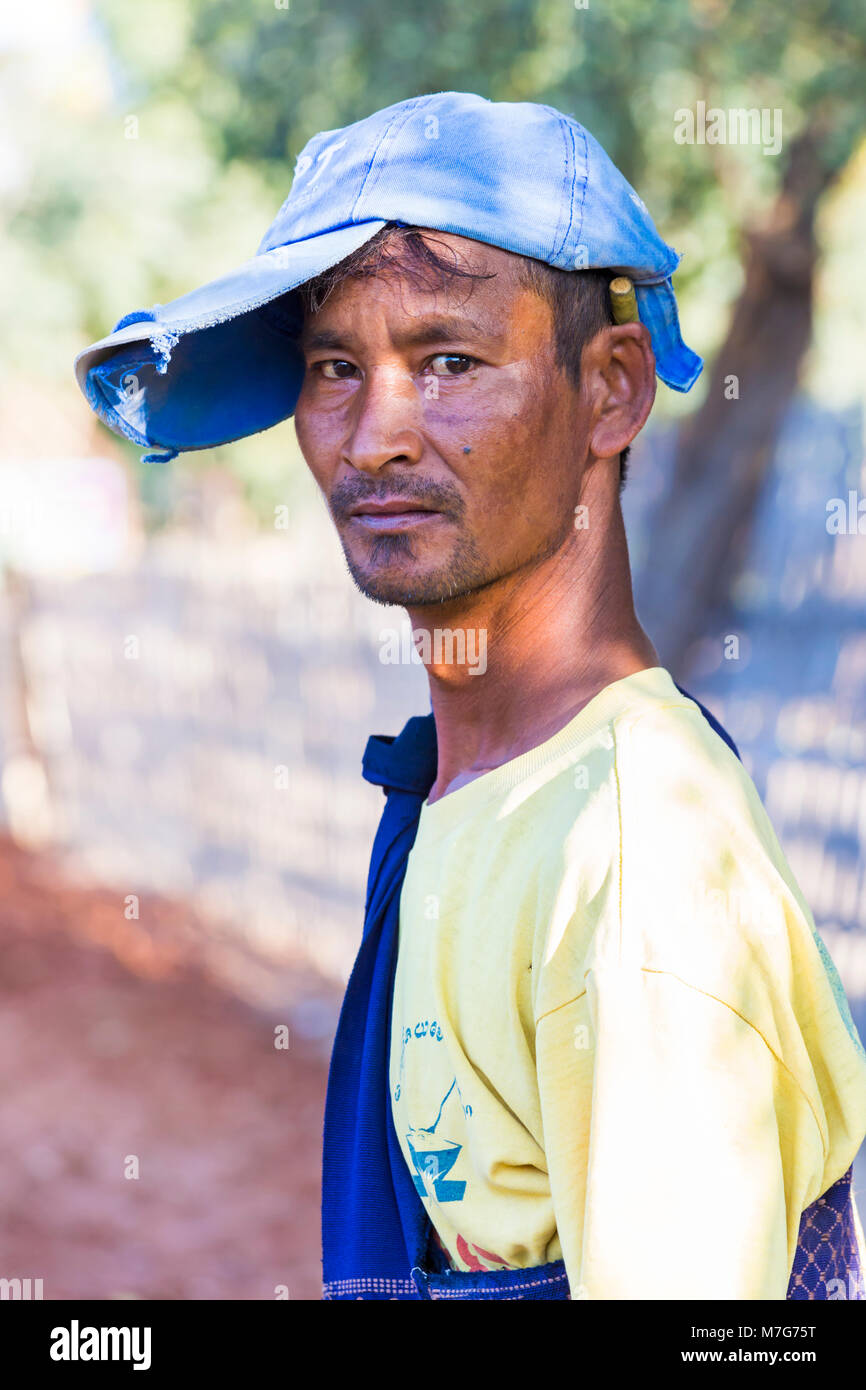 Les villageois s'engagent les travaux de construction de la route manuel West Phwar vu Village, Bagan, Myanmar (Birmanie), l'Asie en février - portrait de l'employé de sexe masculin Banque D'Images