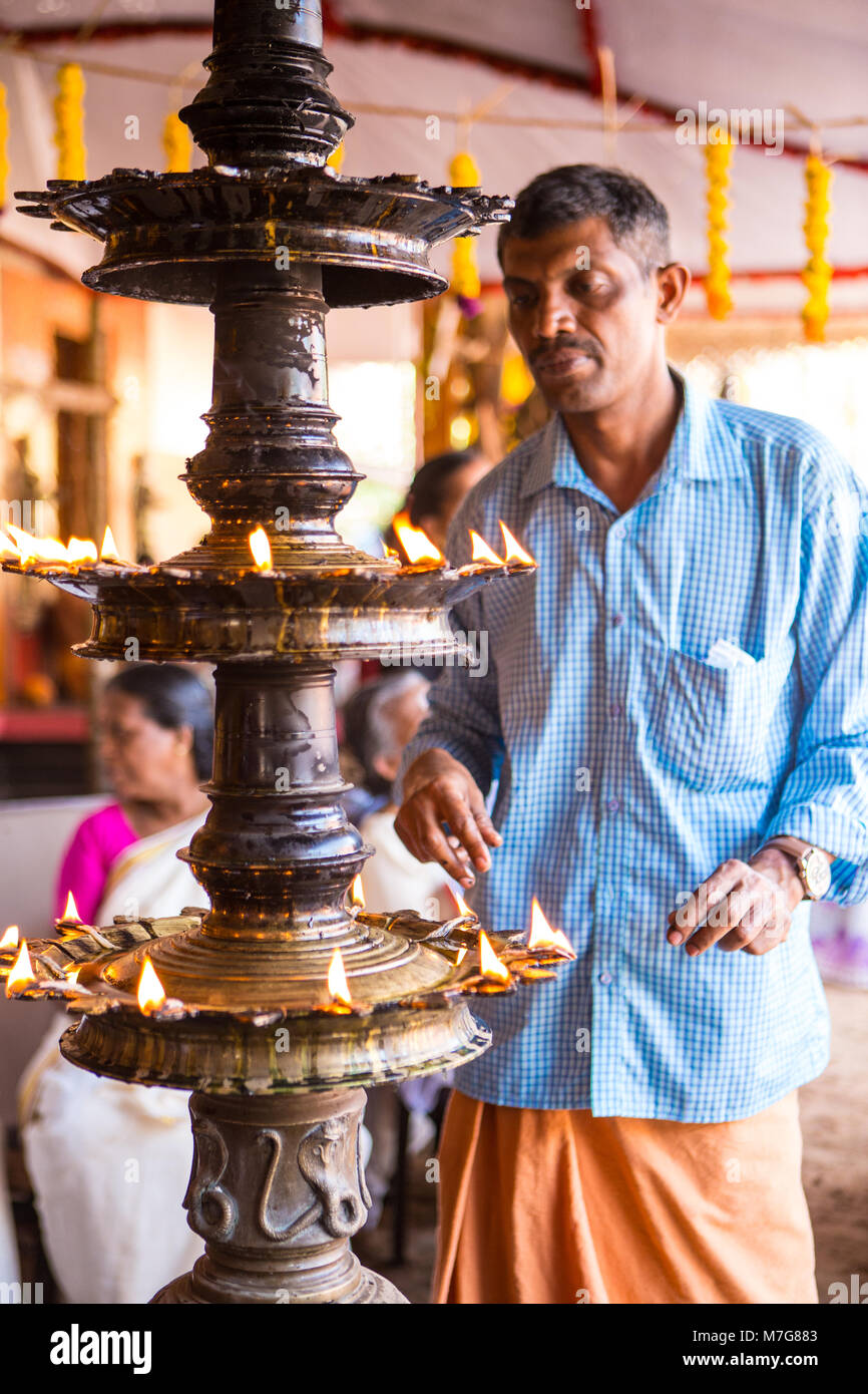 La prière qui est à l'janardanaswamy temple dans Varkala Banque D'Images