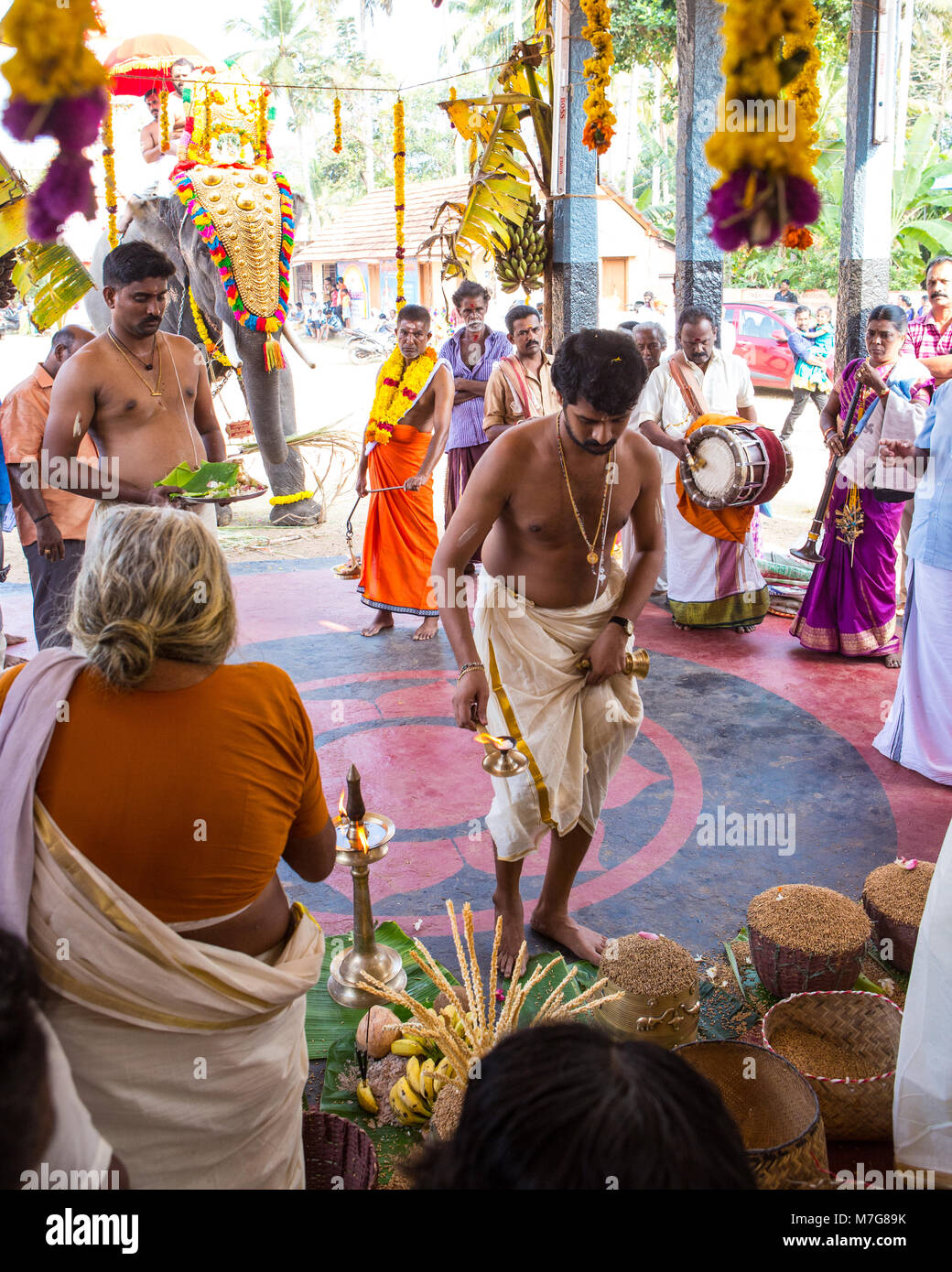 La prière des offrandes à shivratri Banque D'Images