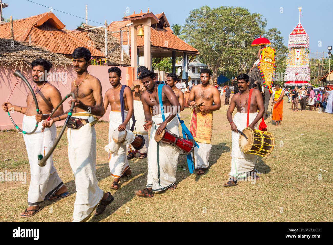 Musiciens vêtus de blanc kurti à shivratri festival à varkala Banque D'Images