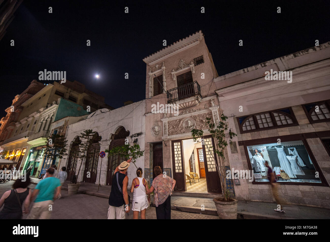Les touristes d'admirer un bâtiment richement décoré dans La Vieille Havane, Cuba Banque D'Images