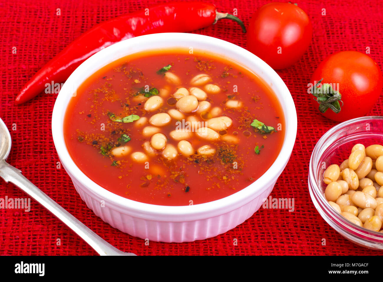 Soupe de tomates épicé chaud avec des haricots blancs et de chili Banque D'Images