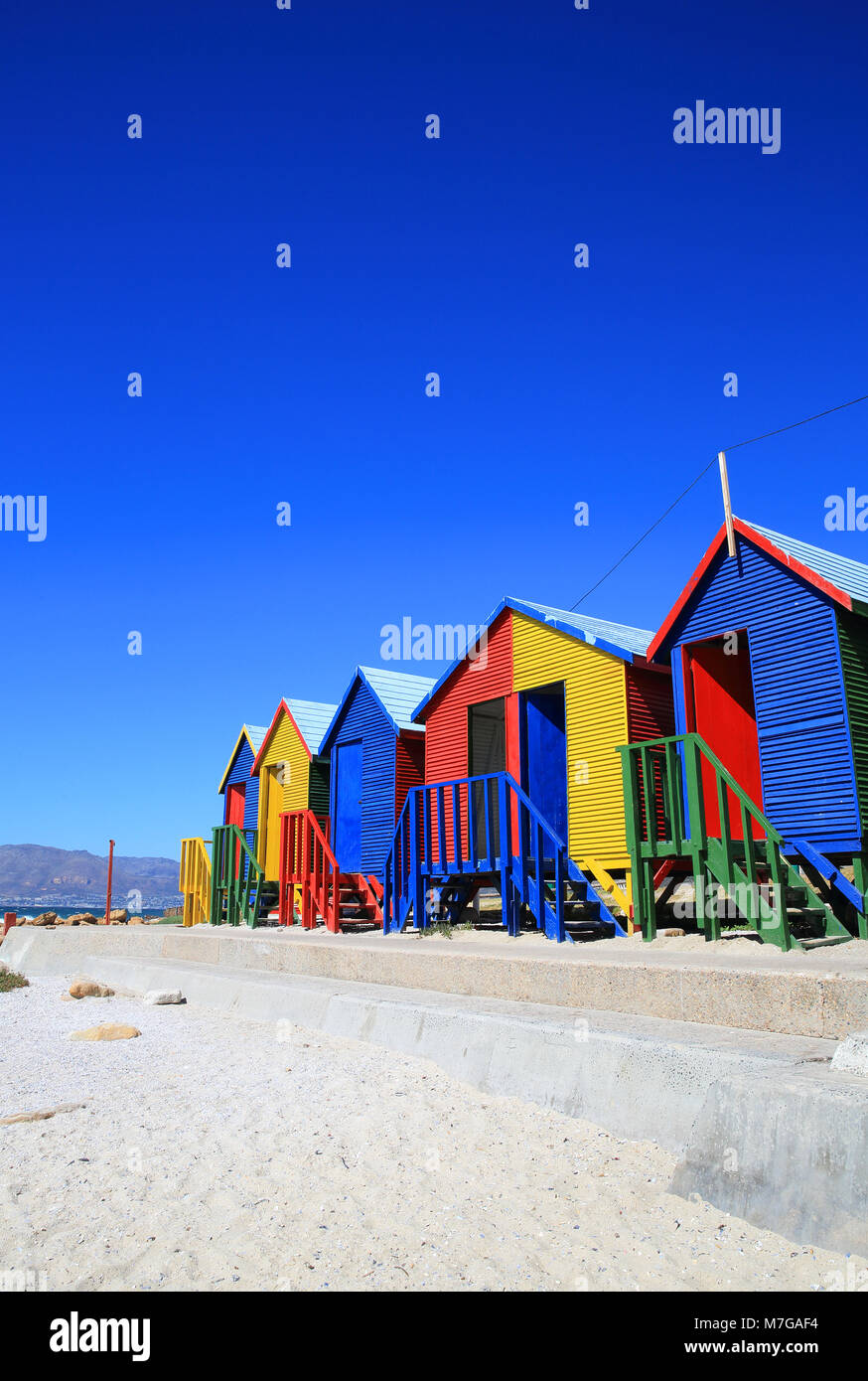 Cabines colorées par le petit abri St James Park, près de Kalk Bay sur False Bay, sur la péninsule du Cap, près de Cape Town, Afrique du Sud Banque D'Images