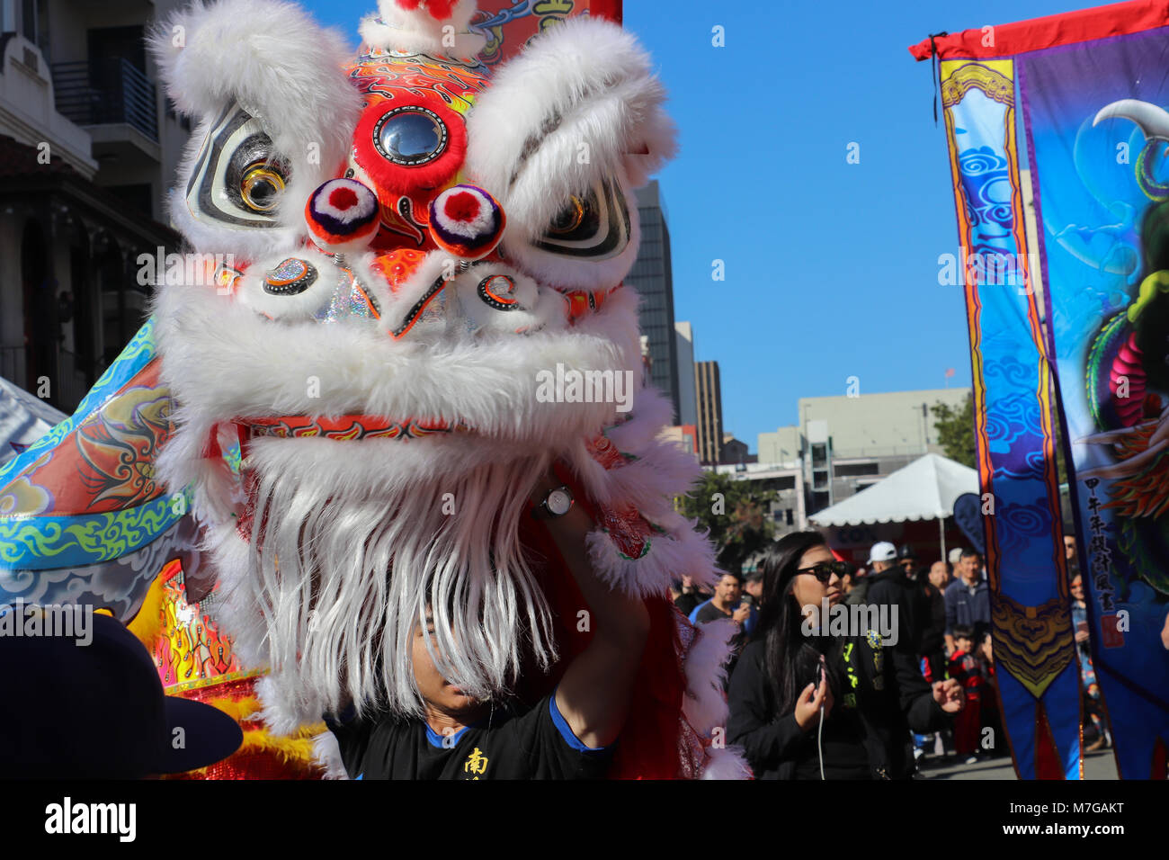 Grand Blanc moelleux lion danse figure prenant part à la célébration du Nouvel An chinois et défilé à San Diego, Californie, en février, 2018. Banque D'Images