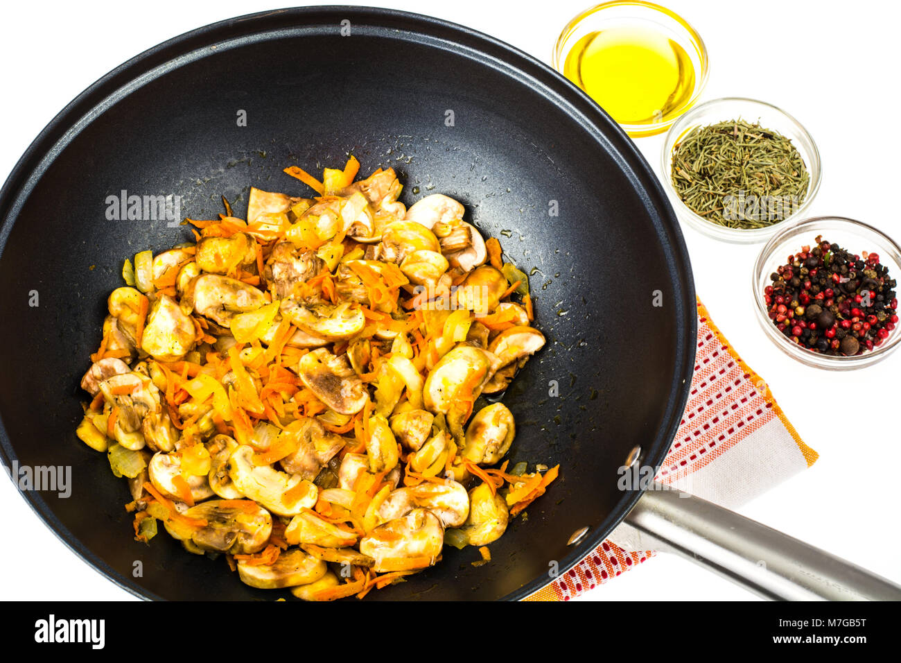 Poêle wok avec poêlée de champignons, oignons et carottes Banque D'Images