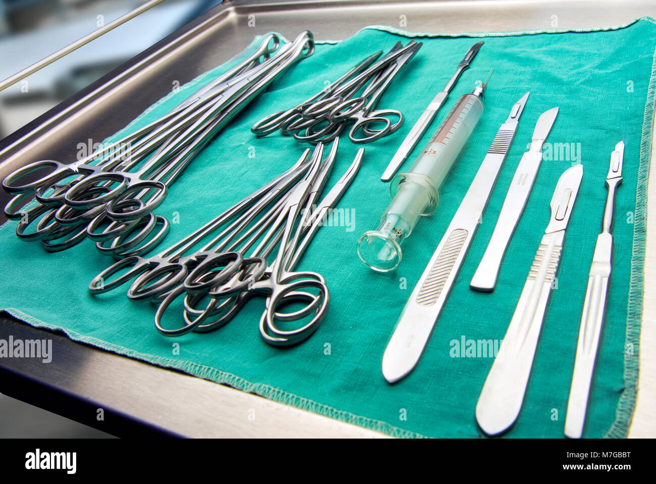 Montréal,Canada,10 mars,2018.sur un instraments chirurgicale une table en acier inoxydable.Crédit : Mario Beauregard/Alamy Live News Banque D'Images