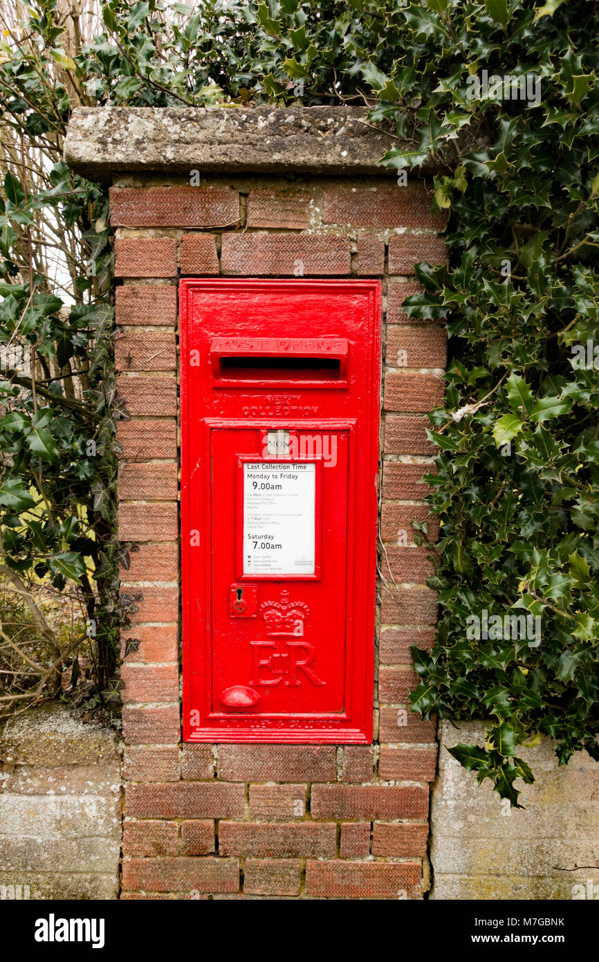 Un Royal Mail post box intégré dans un pilier en brique. Banque D'Images