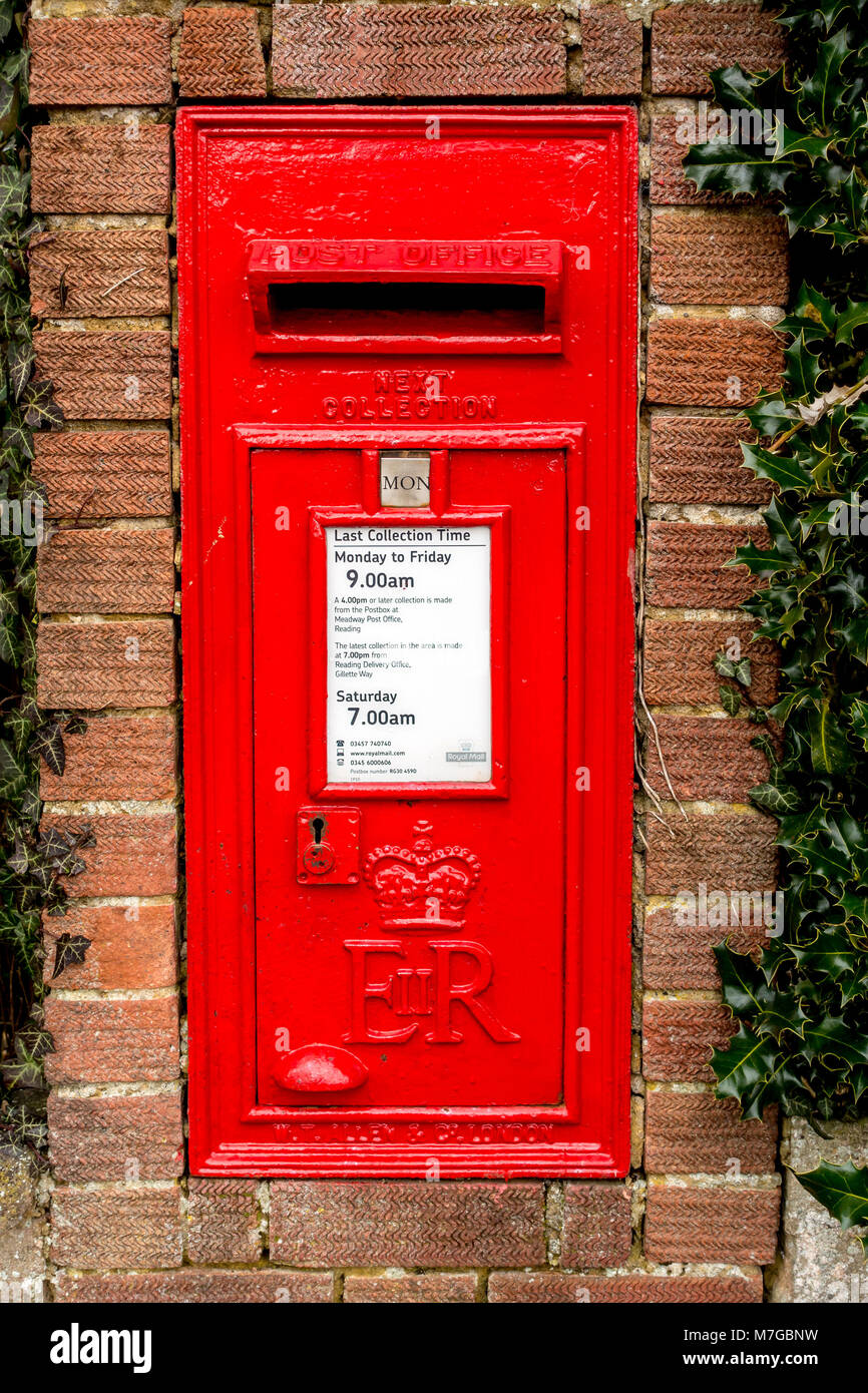 Un Royal Mail post box intégré dans un pilier en brique. Banque D'Images