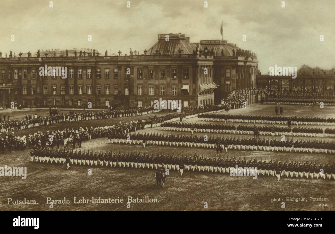Cette carte postale de Potsdam, Brandebourg, montre le défilé de la Lehrinfanterie-Bataillon, mettant en valeur la tradition militaire allemande de la fin du XIXe siècle au début du XXe siècle. Le défilé reflète la discipline militaire structurée de l'époque, avec des soldats en uniforme marchant en formation dans les rues de Potsdam. Banque D'Images