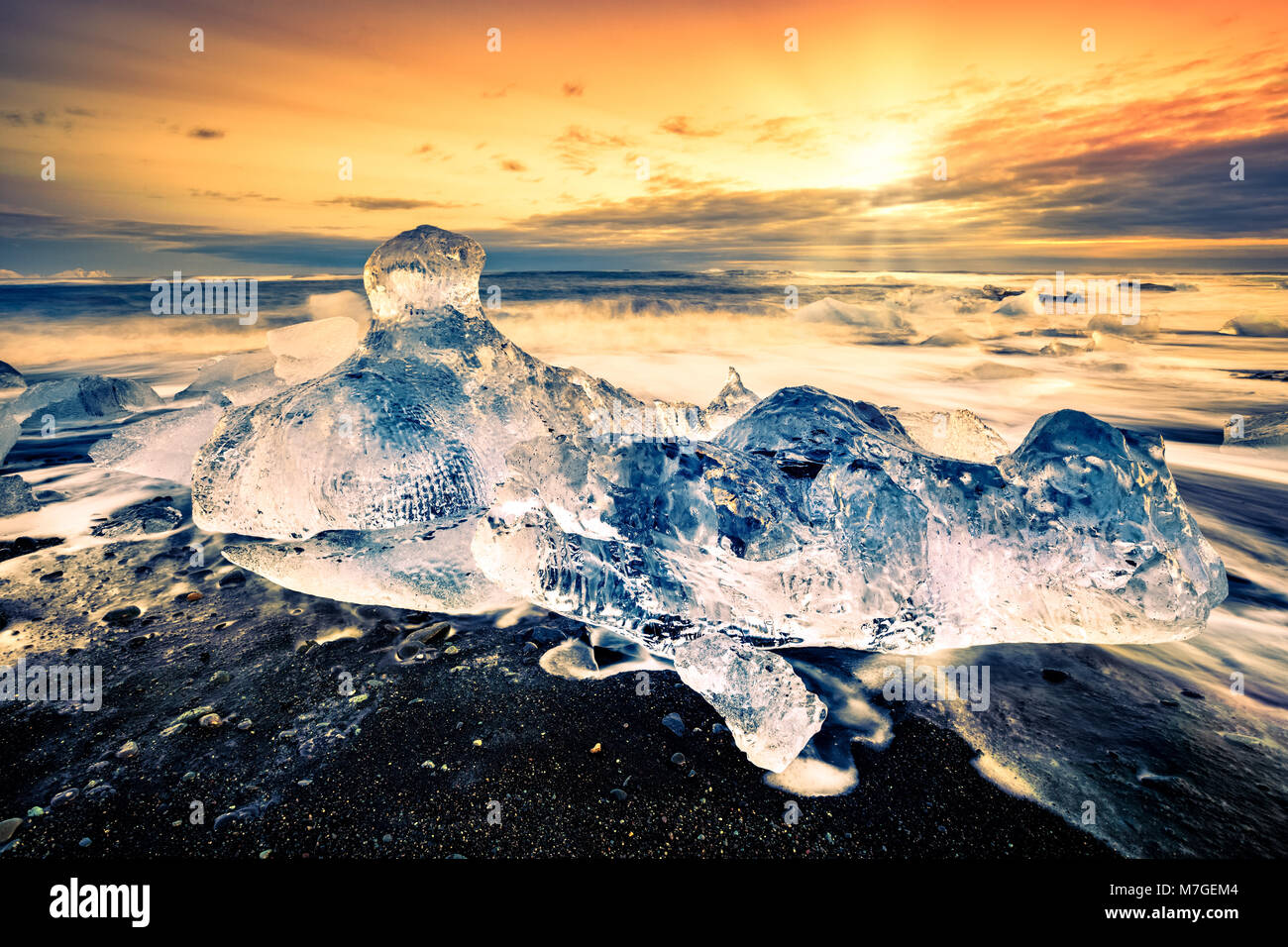 Les icebergs à la dérive sur la plage du Diamant, au coucher du soleil, Jokulsarlon, Islande. Banque D'Images