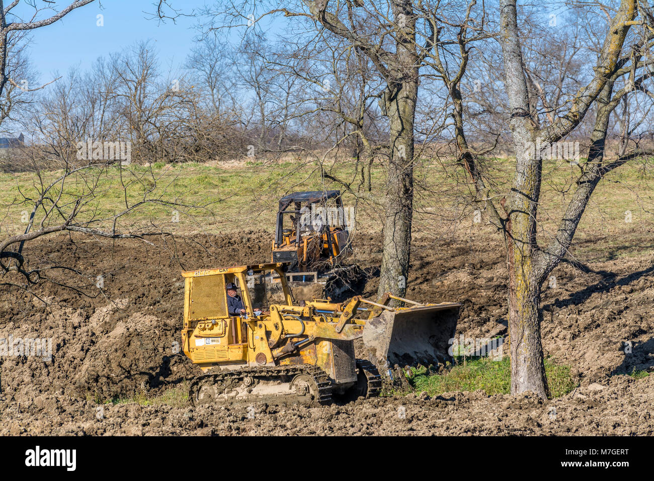 Bulldozer et propagation de matériel scoop la saleté dans un gouffre au Kentucky USA Banque D'Images