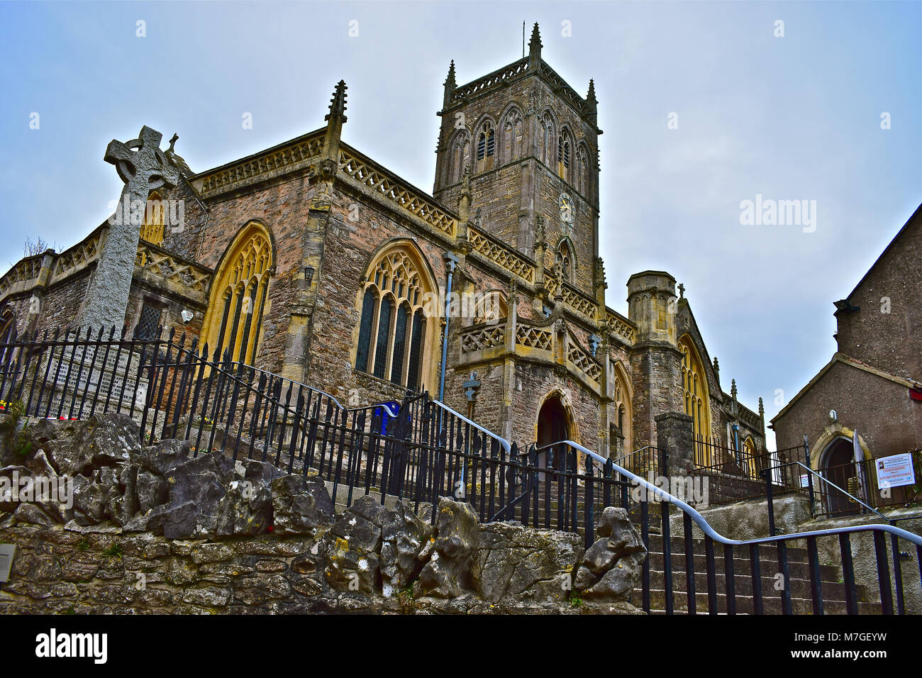 L'Église du xiiie siècle de saint Jean le Baptiste est situé à Axbridge dans un coin de la place médiévale dans cette petite ville de Somerset. (Catégorie I) Banque D'Images