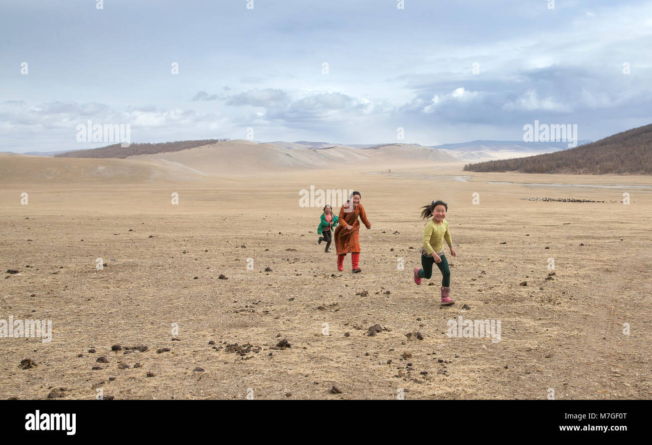 Hatgal, la Mongolie, le 2 mars 2018 : les filles de Mongolie s'amusant dans une steppe Banque D'Images