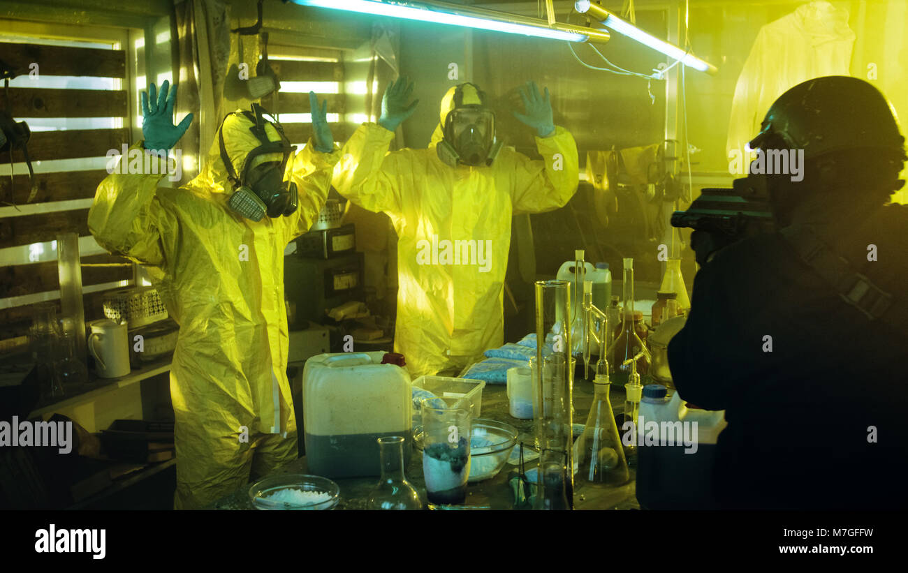 Equipe spéciale entièrement armé Soldat Task Forces arrête deux chimistes clandestins travaillant dans le laboratoire souterrain de producteur de drogue. Banque D'Images