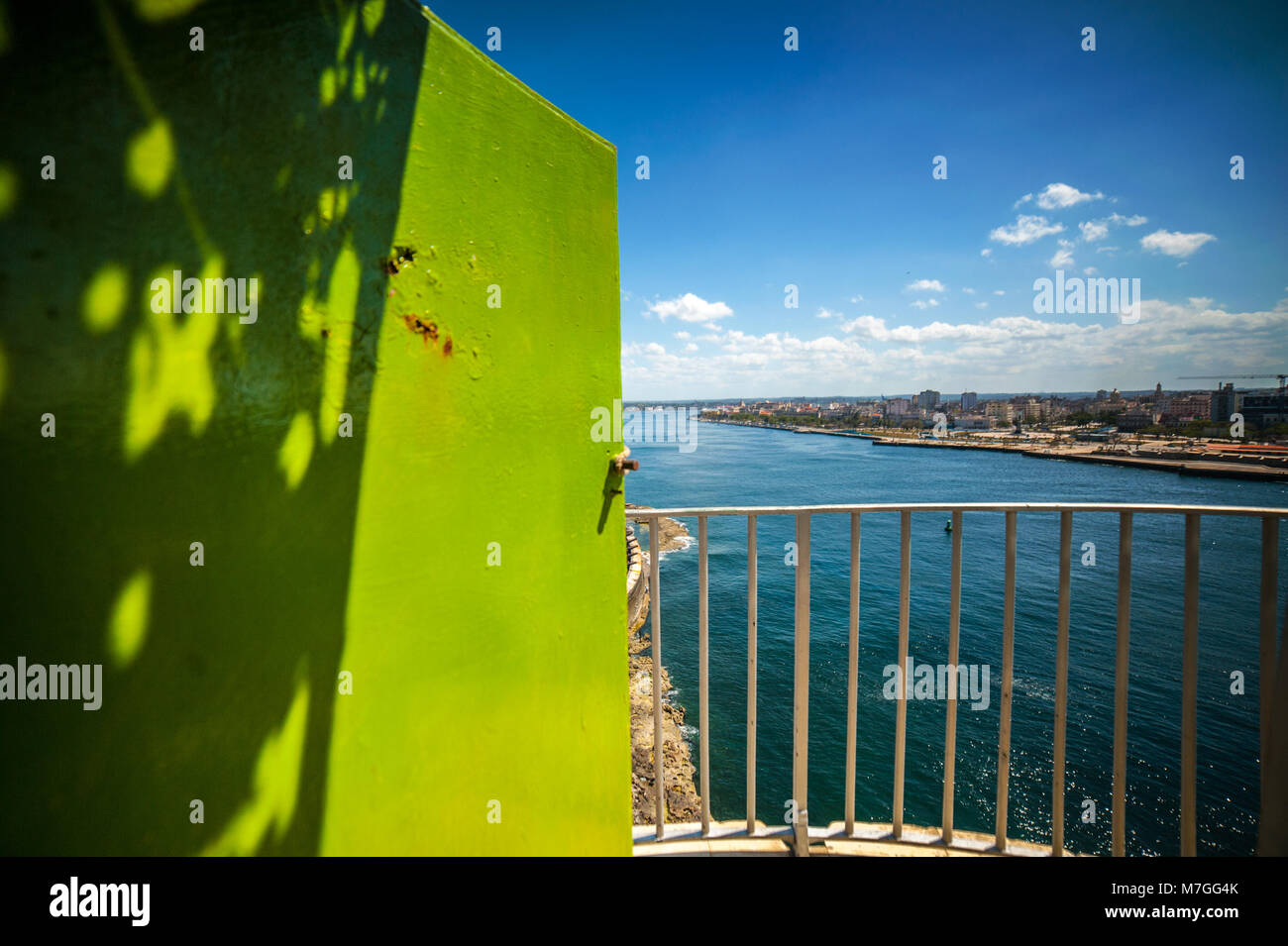 Vue sur le port de La Havane, Cuba, du phare à El Morro vu à travers une porte vert vif Banque D'Images