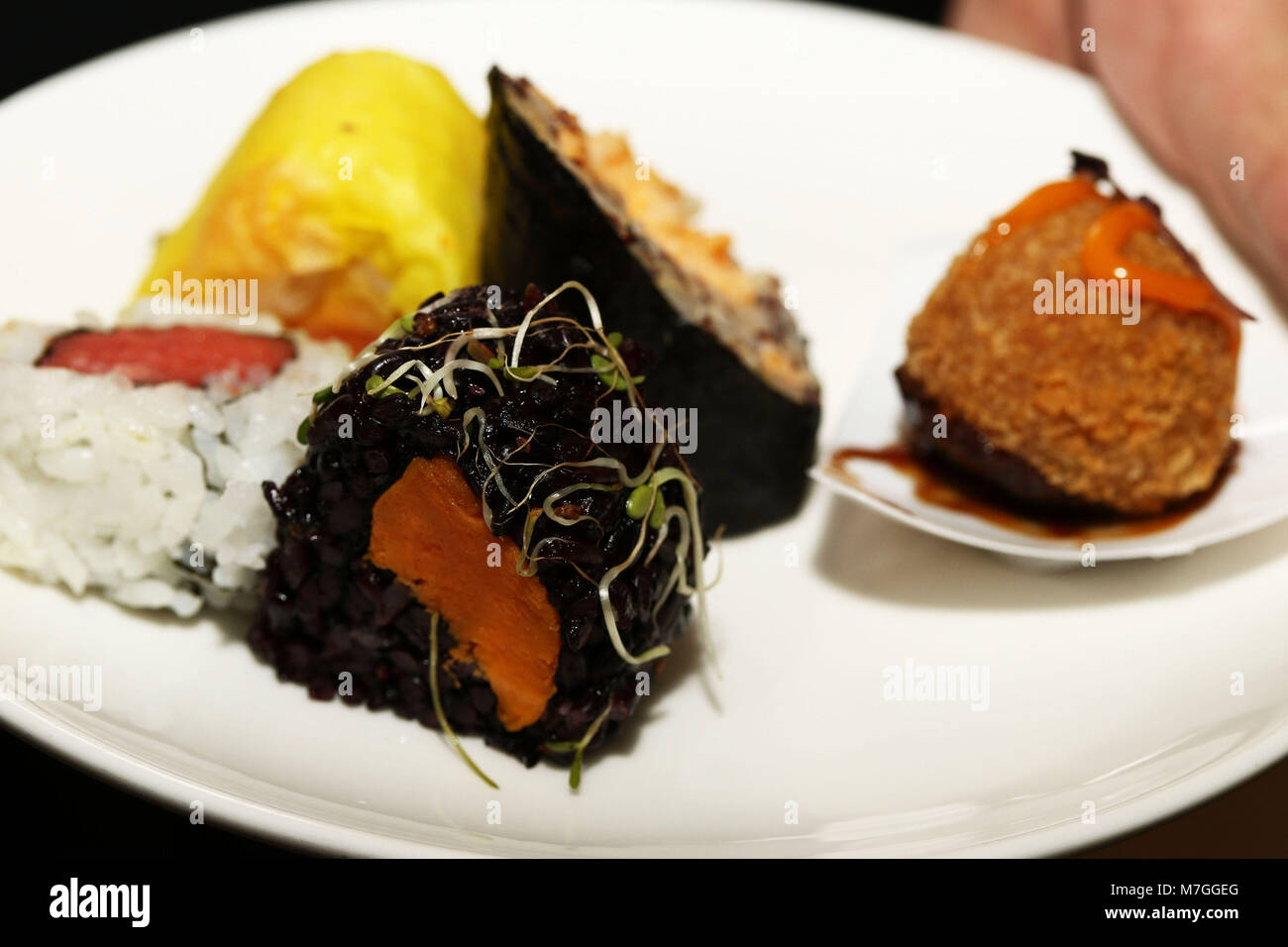 Fusion japonaise avec sushi ball falafel et pommes de terre Banque D'Images