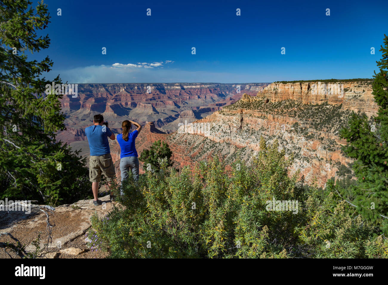 Couple en profitant de la vue du Grand Canyon de Pipe Creek Vista, Arizona, USA Banque D'Images