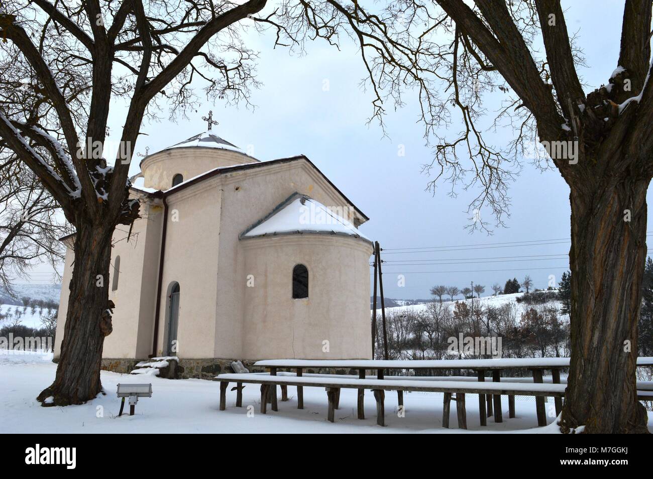 Une vieille église dans la neige Banque D'Images