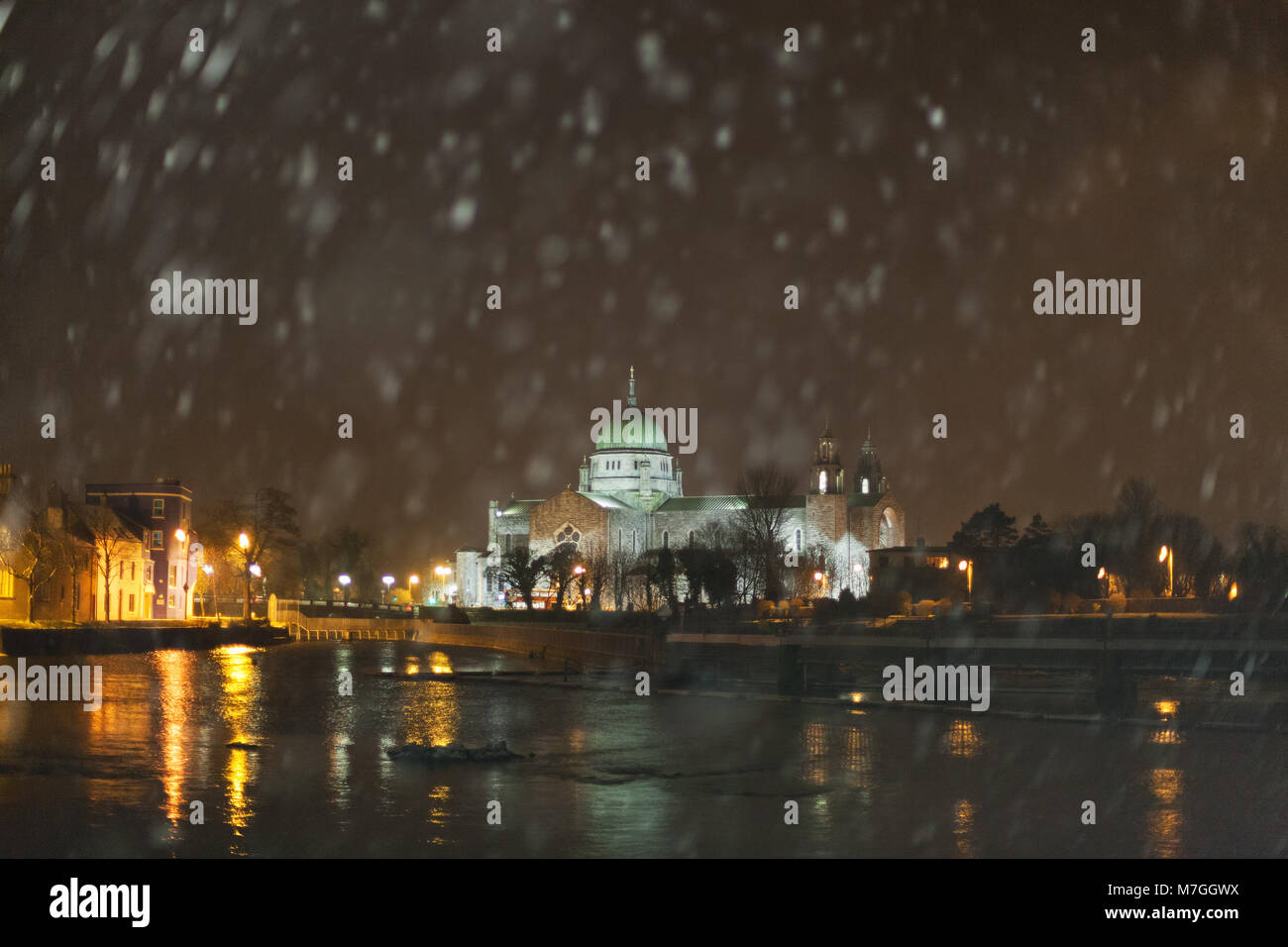 Catedral de Galway lors de fortes chutes de neige dans la nuit. L'Irlande. Storm Emma. Banque D'Images