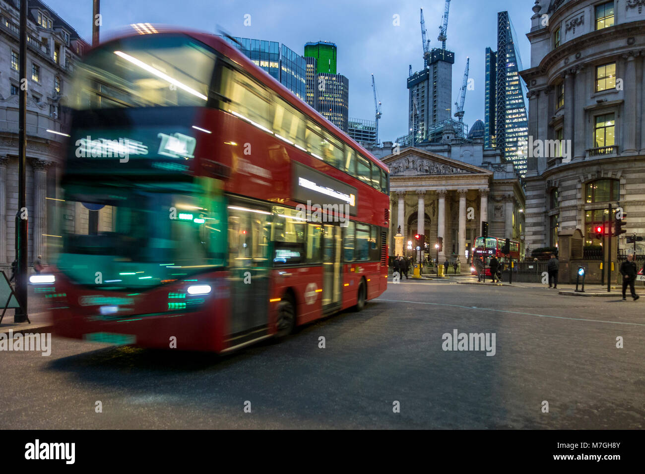 London bus rouge sur la jonction de la Banque dans la nuit avec un feu vert avant d'éclairage Banque D'Images