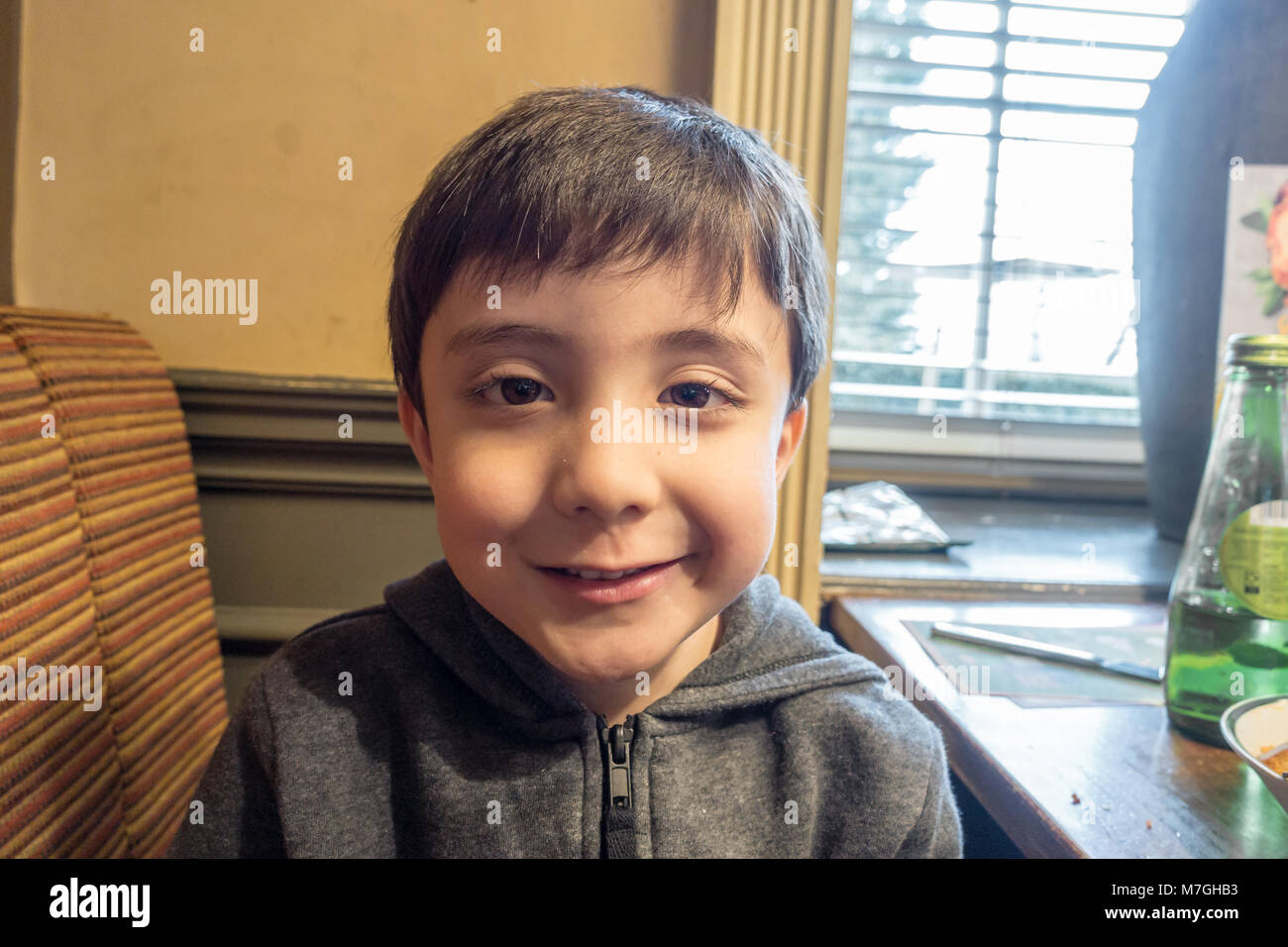 Portrait d'un jeune garçon souriant. Banque D'Images