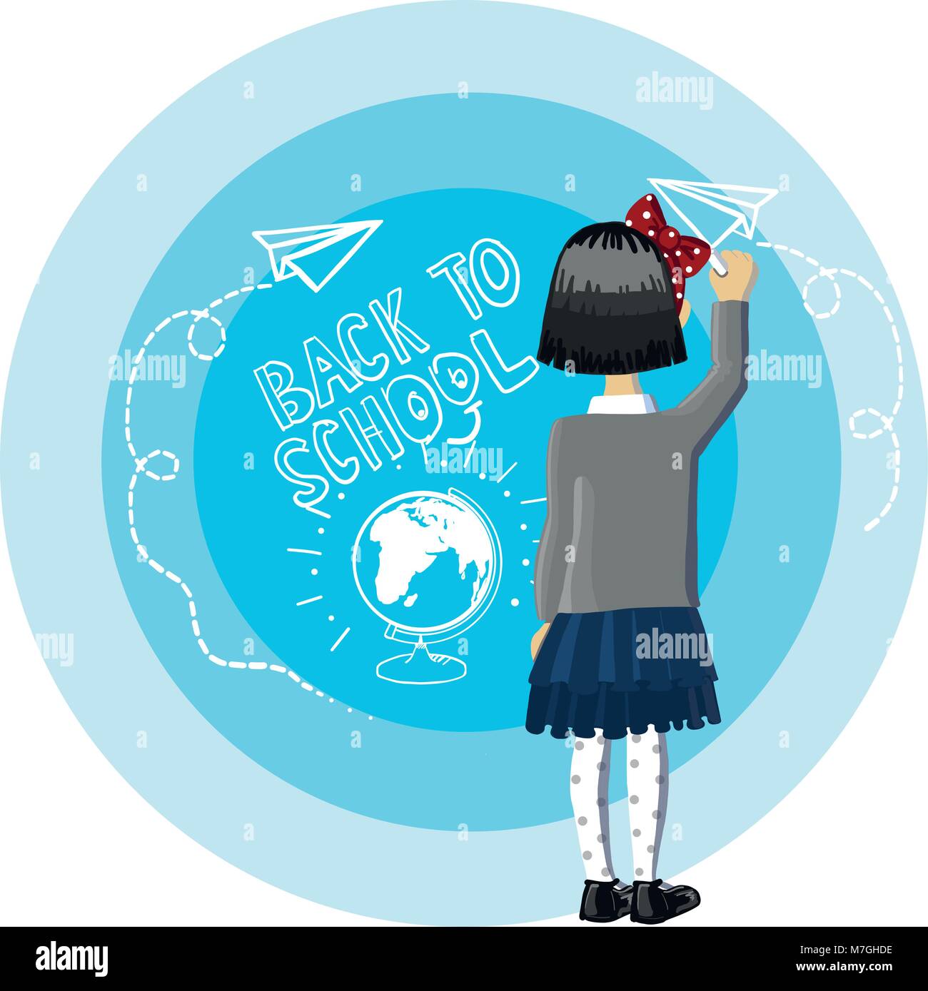Petite fille cheveux noirs se tiennent près de fond bleu, écriture et nautiques telles que la craie blanche, le retour à l'école, avion de papier dessin et globe avec de la craie sur un tableau noir Illustration de Vecteur
