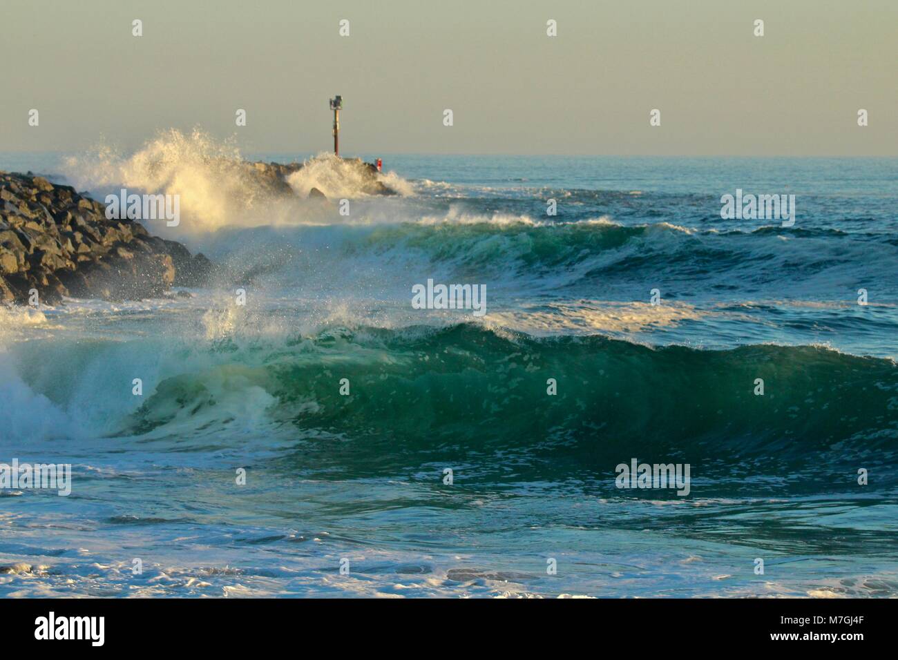 Vagues se briser à la cale à Newport Beach en Californie Banque D'Images