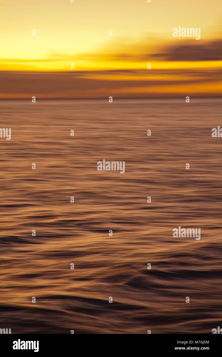 Un flou artistique/intentionnellement le coucher du soleil de l'île de Maui, Hawaii. Banque D'Images