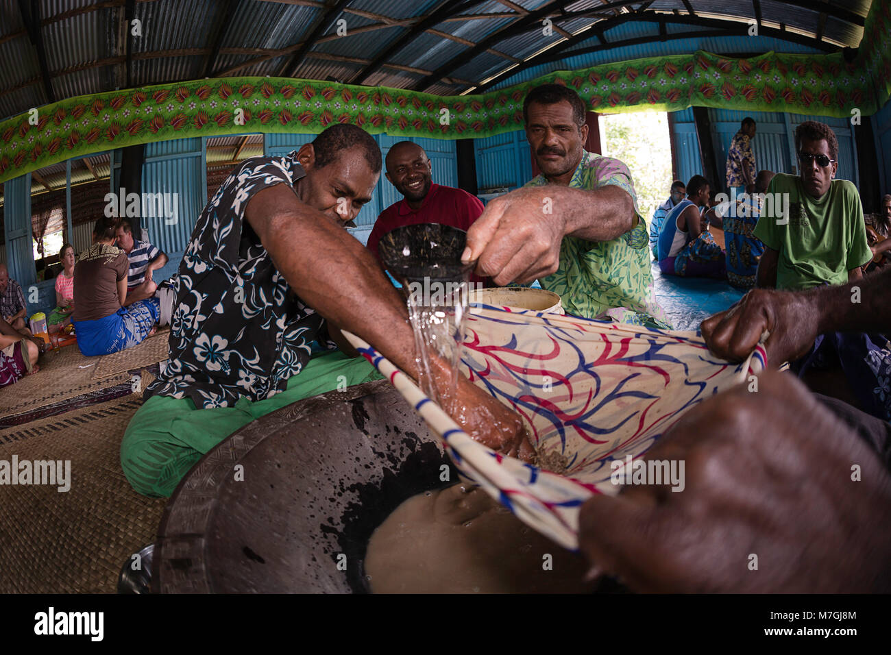 Les Fidjiens Local mélangeant un lot de kava, une boisson traditionnelle, dans le petit village de Naveyago sur la rivière de Sigatoka, Fiji. Banque D'Images