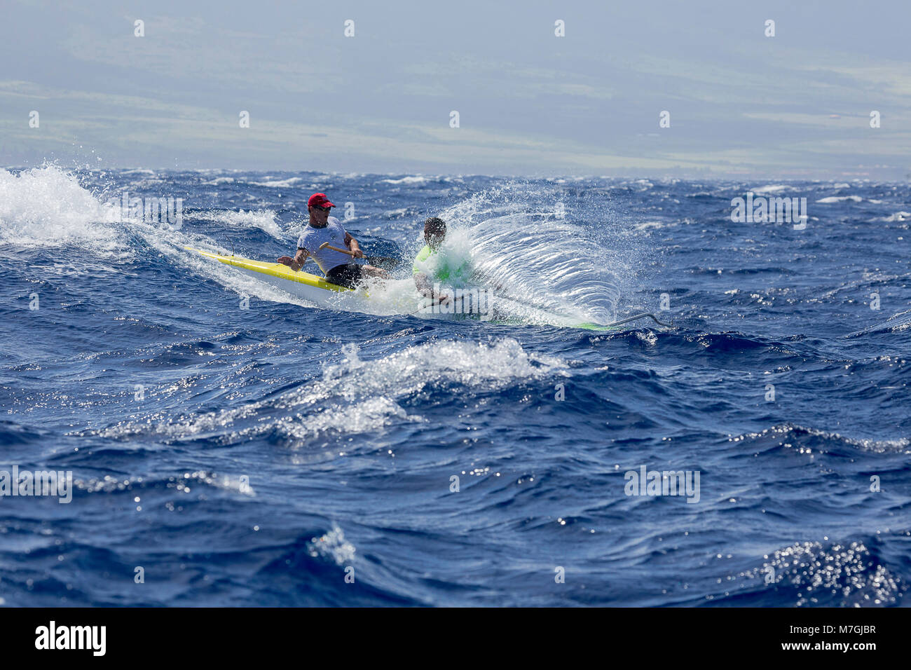 L'équipe de pagaie de deux hommes et de porter Shimer marque Keahi (MR) dans le Club de canoë-kayak de Maui's 2014 à Maui Molokai race de DT à Fleming Beach Banque D'Images