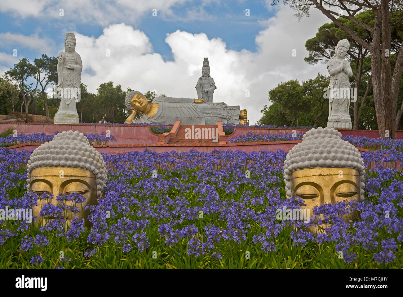 Le Bouddha Eden Garden est de 35 hectares (86 acres) de terrains naturels, lacs, jardins d'une heure au nord de Lisbonne. Bouddhas, pagodes, sta en terre cuite Banque D'Images