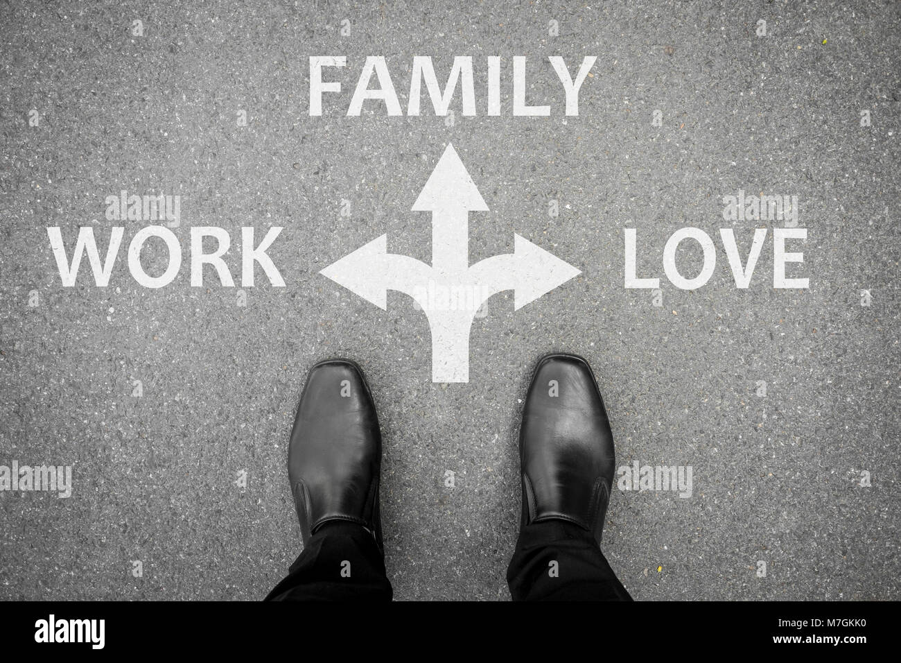 Chaussures noires debout à la croisée des chemins, trois façons de prendre une décision. Le travail, la famille ou l'amour Banque D'Images