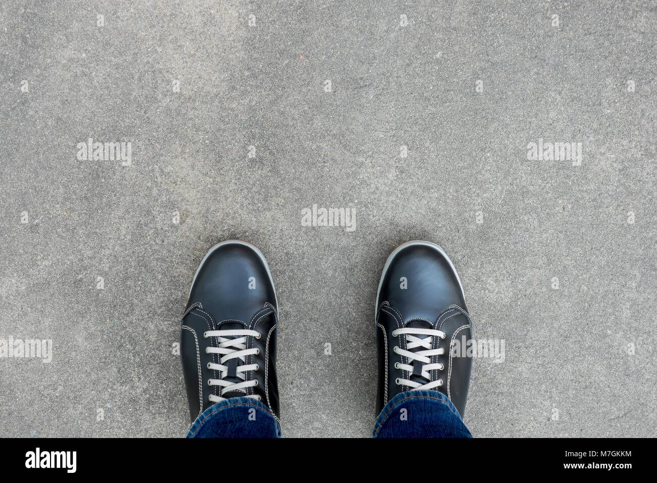Les chaussures noir debout sur le plancher de béton Banque D'Images