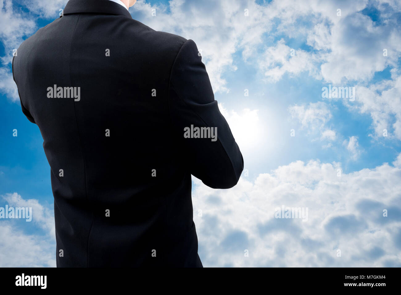 L'arrière du businessman en costume gris foncé et un passage permanent de regarder le bras d'économie mondiale Situation et penser à global business dans summ Banque D'Images