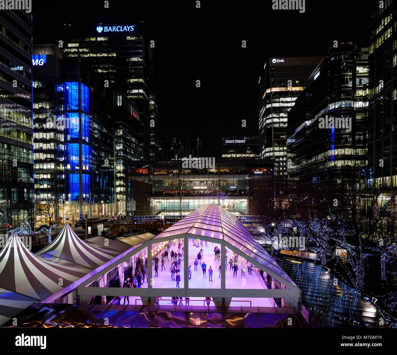Une vue sur la patinoire de la Place du Canada au cours de l'hiver fête des lumières à Canary Wharf à Londres UK 2018 Banque D'Images