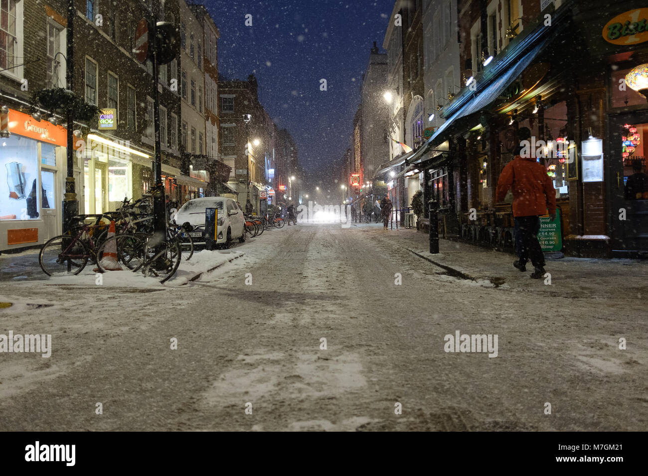 Neige en hiver dans le quartier londonien de Soho rues la nuit Banque D'Images