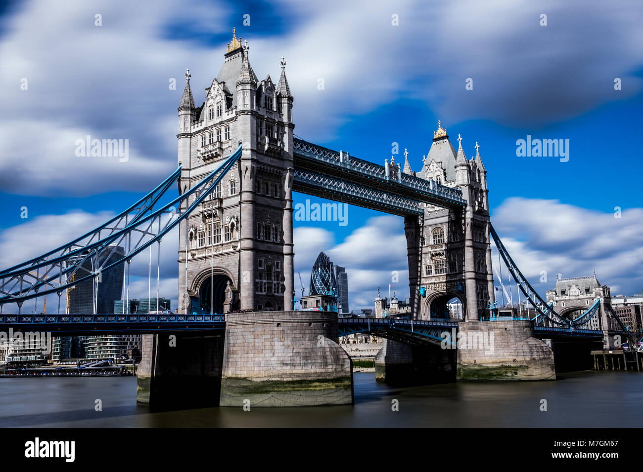 Low angle long exposure of Tower Bridge sur la Tamise à Londres UK Banque D'Images