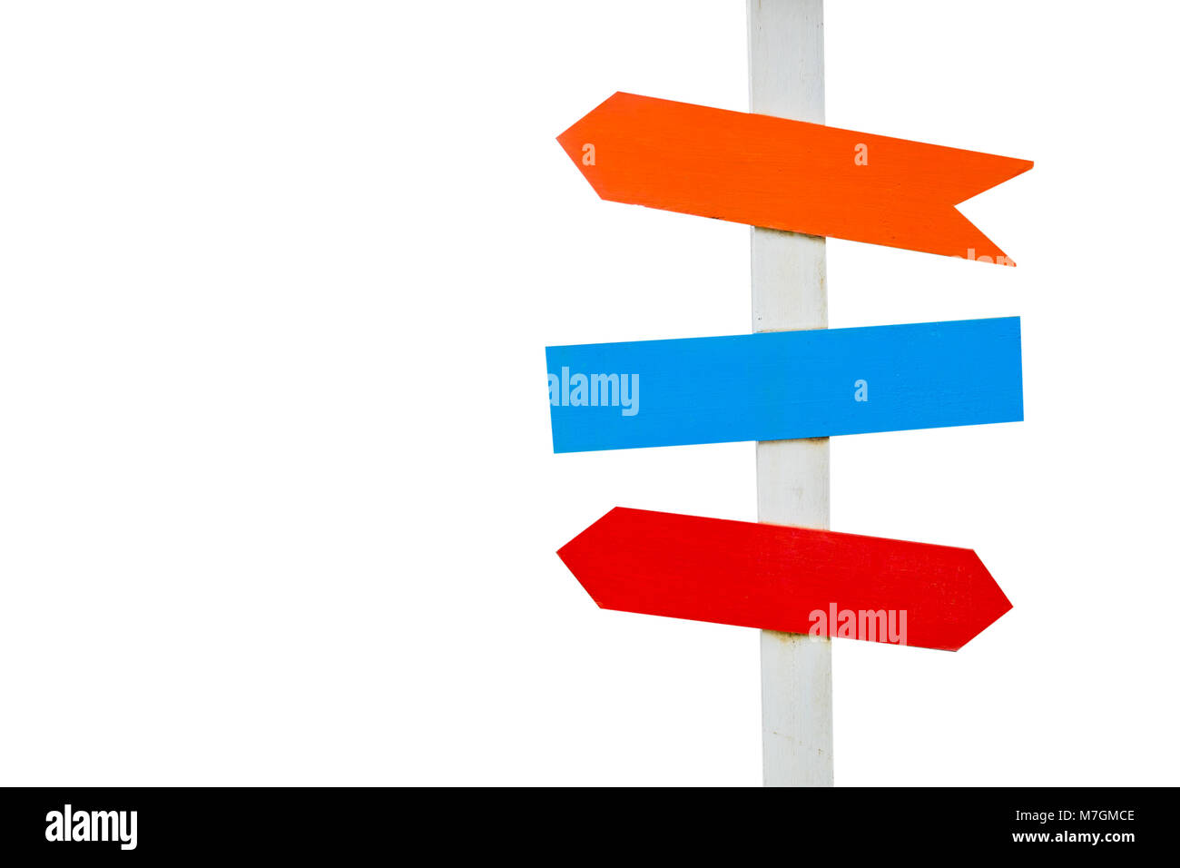 En bois peint de couleur isolées direction enseigne sur fond blanc. Orange, bleu et rouge. Banque D'Images